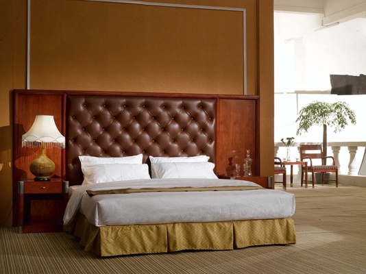 A mobília branca do quarto do hotel da plataforma ajusta-se com pés da madeira maciça do carvalho